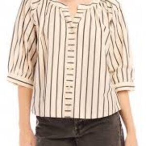 1F23102 The Rilyn Shirt is expertly crafted with a stripe cotton FIFTEEN TWENTY